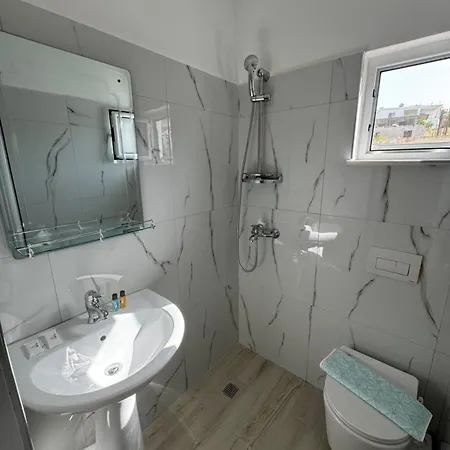 Berdhill Rooms, * Саранда
